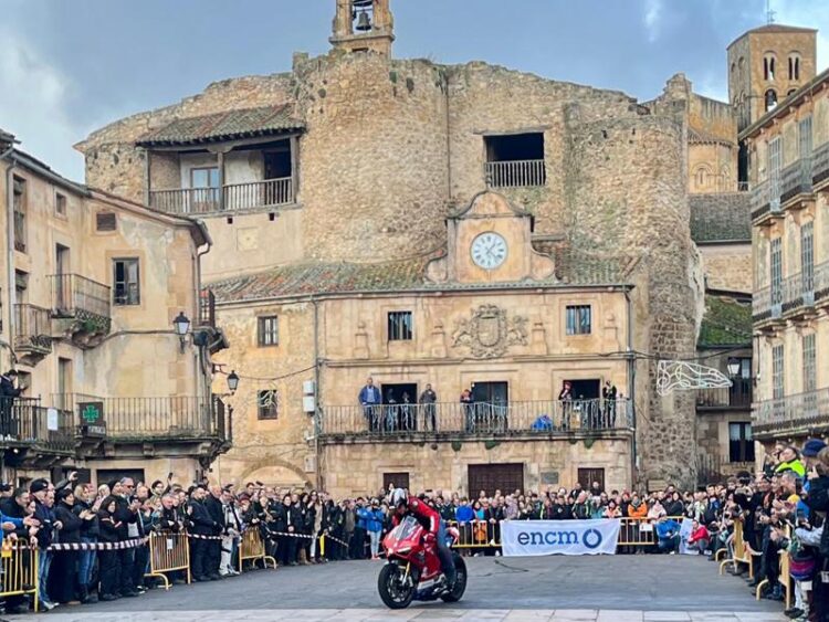Más de un centenar de motoristas participa en la nueva edición de la vuelta mototurística a la provincia 1 Foto de archivo. Evento motero celebrado en Sepúlveda / DIPUTACIÓN