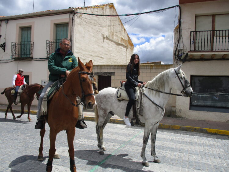 Rutas a caballo, una comida popular y música en la Feria de Primavera de Cantimpalos 1 Dos caballistas de Cantimpalos en ediciones anteriores / LOURDES MATARRANZ
