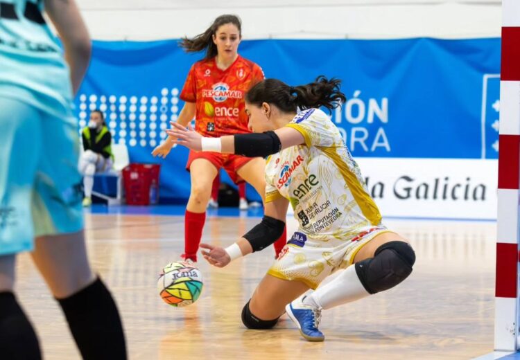 Elena González cumplirá su cuarta temporada con el Poio Pescamar 1 Elena González durante un partido con el Poio Pescamar./E.A