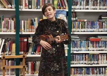 Actuación de Elia Tralará en Fuentepelayo / JUAN CRUZ