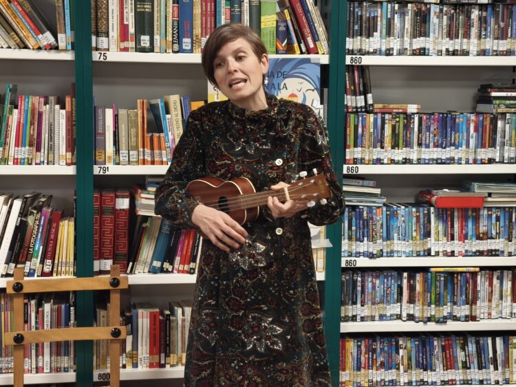 Elia Tralalá impulsa la lectura en Fuentepelayo a través de los cuentos 1 Actuación de Elia Tralará en Fuentepelayo / JUAN CRUZ