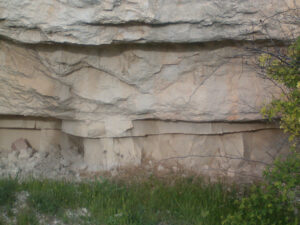 Estratos de piedra caliza, que se suele utilizar para la fabricación de cal.