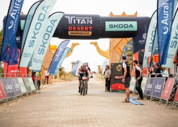 Fran Herrero cruza la línea de meta como ganador de la primera etapa de la Titan Desert./E.A