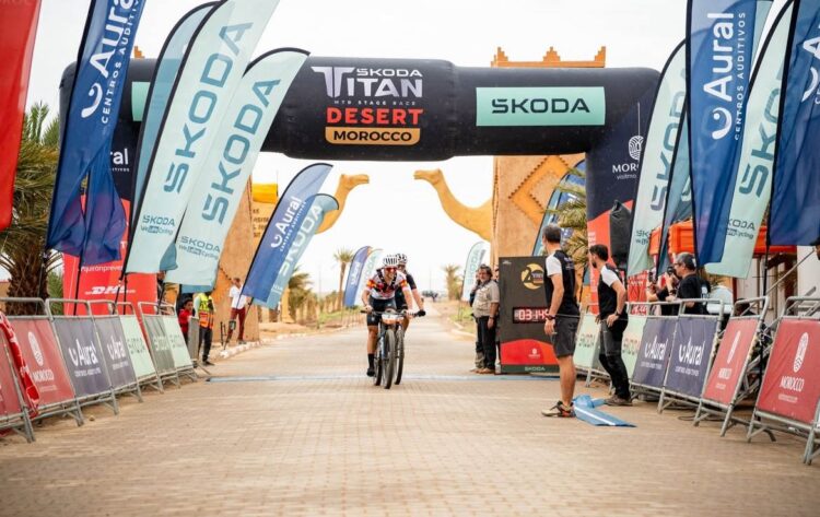 Fran Herrero cruza la línea de meta como ganador de la primera etapa de la Titan Desert./E.A