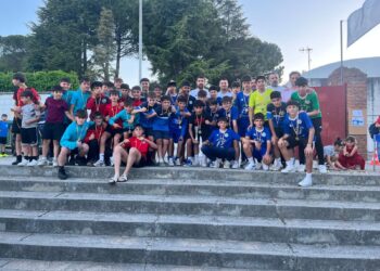 Los ganadores de la categoría infantil posan con las medallas durante la cita./CD CUÉLLAR