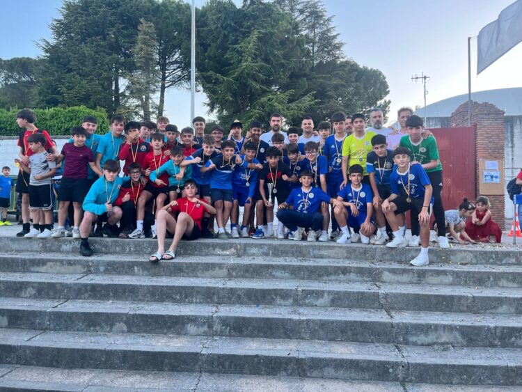 Cuéllar, Arces y Victoria brillan en la tercera edición de la Cuéllar Cup 1 Los ganadores de la categoría infantil posan con las medallas durante la cita./CD CUÉLLAR