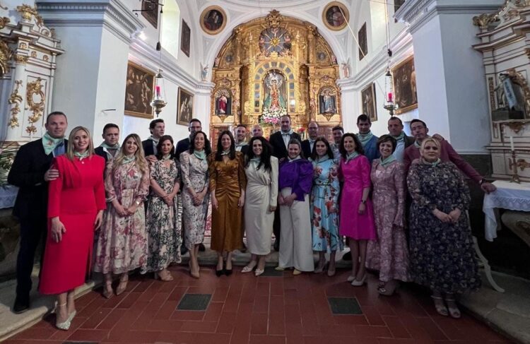 Grupo de comisarios, mayordomos y piostres / LOURDES MATARRANZ