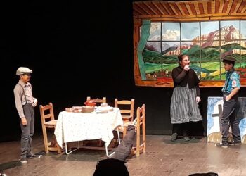 Actuación del grupo teatral de Fuentepelayo / JUAN CRUZ