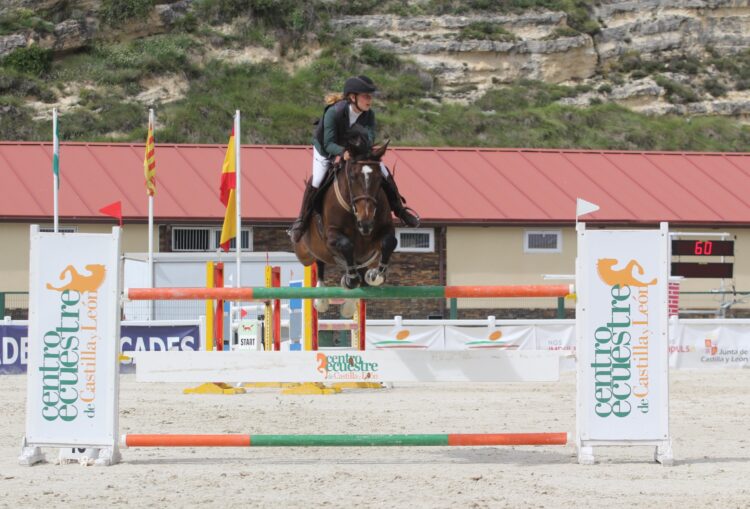 La amazona residente en Salamanca, Julia Stolarczyk, durante un instante de la cita./FHCYL
