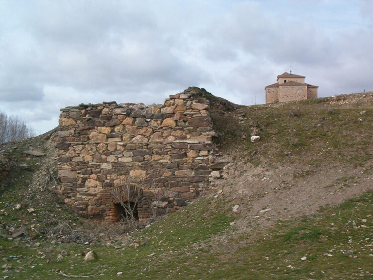 Horno de cal en el barrio de Fuentes.