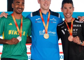 Javi Guerra posa en el podio durante la entrega de premios./RFEA