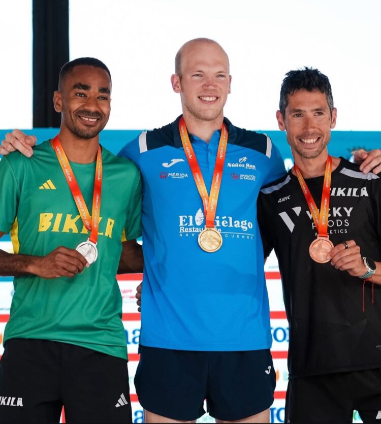 Javi Guerra, medalla de bronce en el Campeonato de España de medio maratón 1 Javi Guerra posa en el podio durante la entrega de premios./RFEA