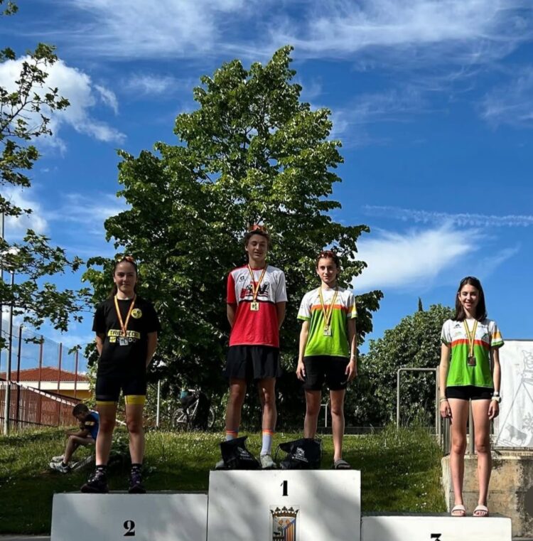 La delegación del club segoviano posa en el podio durante la cita celebrada en Salamanca./TRIATLÓN LACERTA