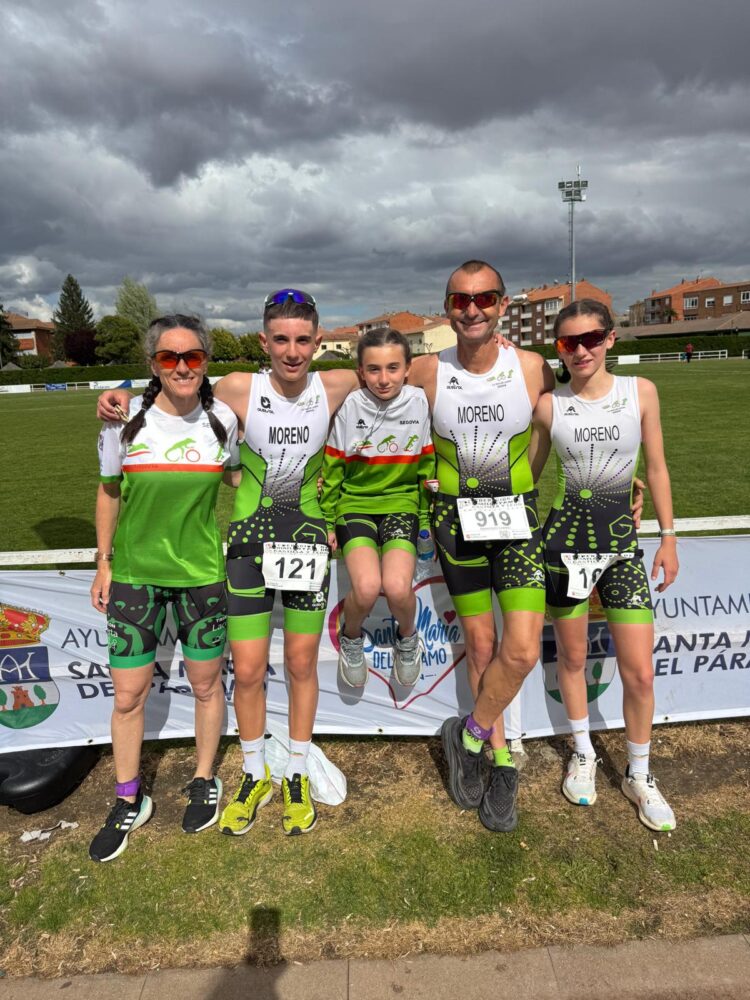 Éxito del Triatlón Lacerta en el Duatlón de Santa María del Páramo y en el clasificatorio nacional 1 La comitiva del club segoviano durante su cita en León./TRIATLÓN LACERTA