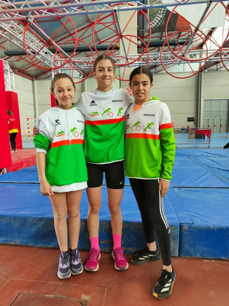 Gael Casado, Elena Gómez y Luna González durante la cita en Aranda de Duero./T. LACERTA