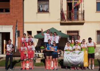 La delegación femenina del conjunto segoviano posa con las medallas durante la cita./TRIATLÓN LACERTA