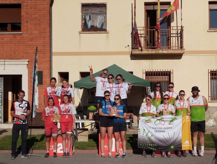 Doble medalla para el Triatlón Lacerta en Juarros de Voltoya 1 La delegación femenina del conjunto segoviano posa con las medallas durante la cita./TRIATLÓN LACERTA