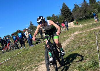 Un participante del Triatlón Lacerta durante un instante de la prueba celebrada en Laguna de Duero./T. LACERTA