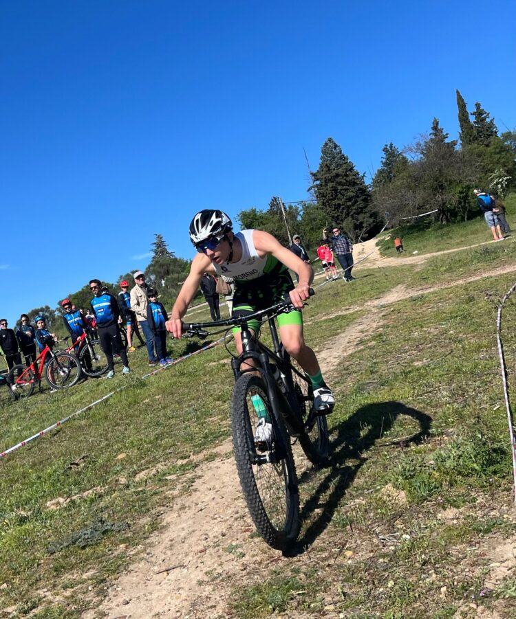 Un participante del Triatlón Lacerta durante un instante de la prueba celebrada en Laguna de Duero./T. LACERTA