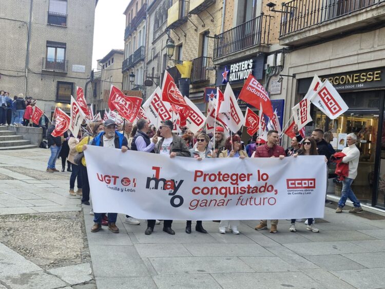 La manifestación por el Primero de mayo toma las calles 1 Manifestación a su paso por la Plaza de Medina del Campo.