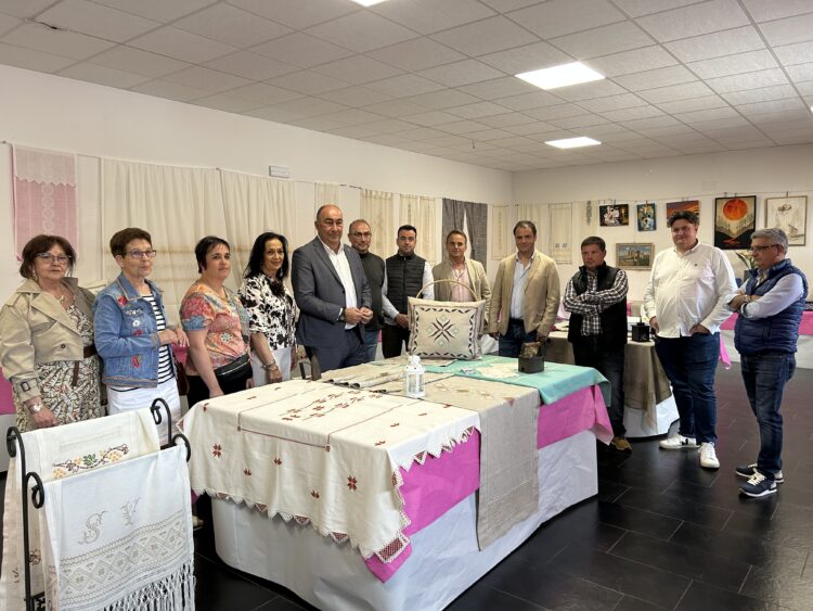 Inauguración de las exposiciones de las Aulas de Manualidades / DIPUTACIÓN