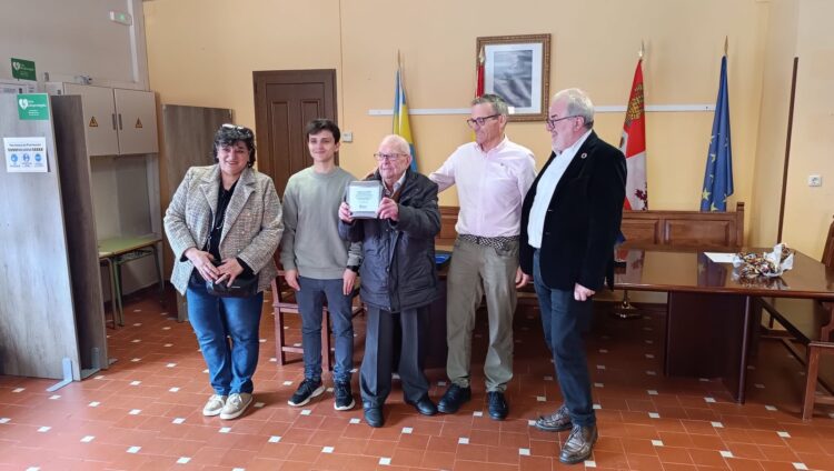Entrega de la placa a Valeriano Llorente Manzanares / AYTO. DE MARUGÁN