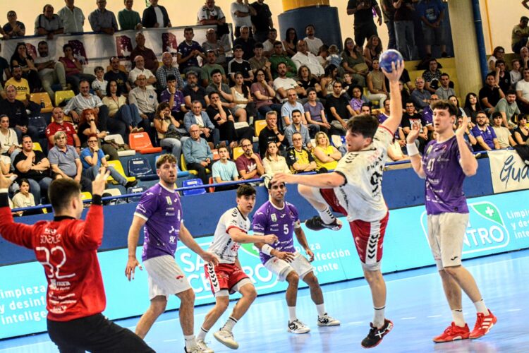Pablo Herranz instantes antes de lanzar durante un momento del encuentro ante Guadalajara./AMADOR MARUGÁN
