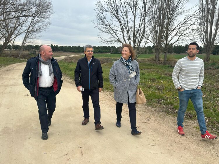 Conmoción tras la muerte del alcalde de Nieva en un accidente de tráfico 1 Jonatan Rubio junto a la subdelegada del Gobierno en una visita a la localidad de Nieva / SUBDELEGACIÓN DEL GOBIERNO