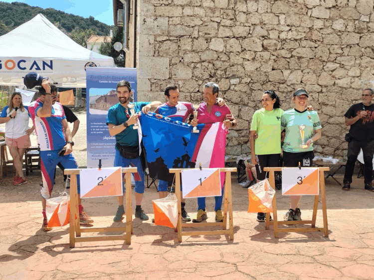 Joaquín Lozano y Carlos Albarrán posan como ganadores./CLUB SEGOVIA ORIENTACIÓN