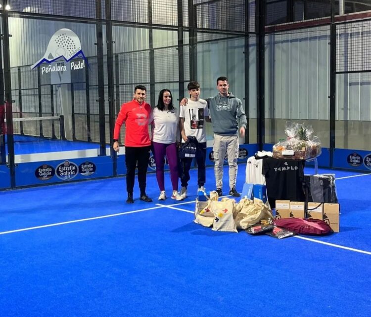 El club Peñalara Pádel acoge un torneo solidario contra el cáncer 1 Entrega de premios en el club Peñalara durante una cita. /PEÑALARA PADEL
