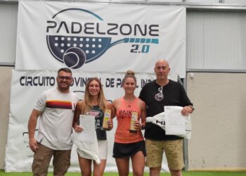 Patricia y Cristina de Frutos  posan como ganadoras en categoría Oro del Master Final del Circuito Provincial de pádel./DIP. SEGOVIA