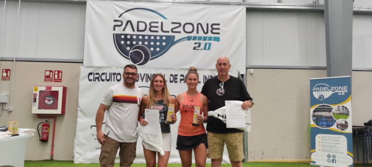 Triunfo familiar en el Master Final del Circuito Provincial de pádel 1 Patricia y Cristina de Frutos posan como ganadoras en categoría Oro del Master Final del Circuito Provincial de pádel./DIP. SEGOVIA