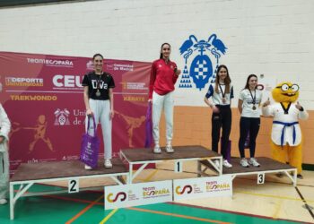 Paula Morán posa en la segunda posición del podio durante la cita./UVA