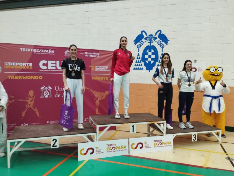 Paula Morán posa en la segunda posición del podio durante la cita./UVA