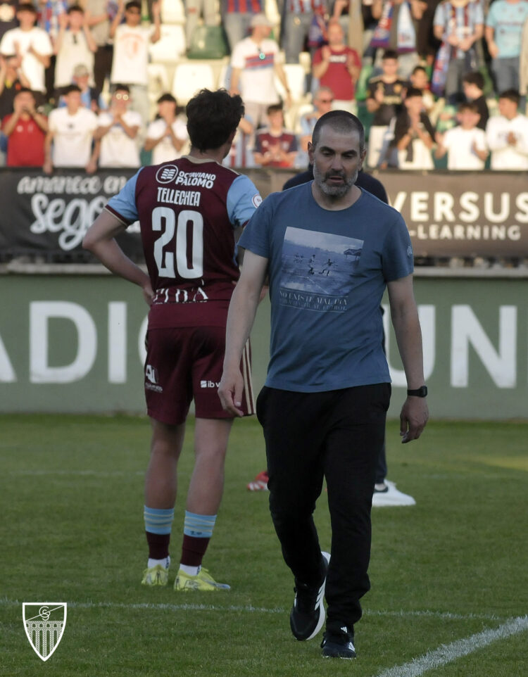 Ramsés Gil abandona La Albuera tras el encuentro entre Segoviana y Nástic./J.MARTÍN-G. SEGOVIANA