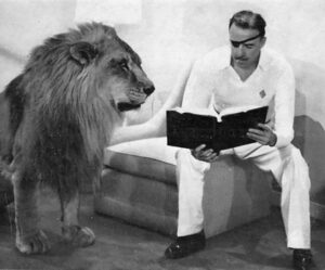 El director en el rodaje de Un león en las calles, de 1953.