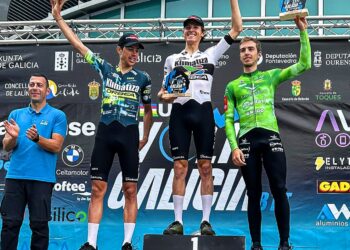 Raúl Rodríguez posa en el podio como tercer clasificado./ACCIONTR3S