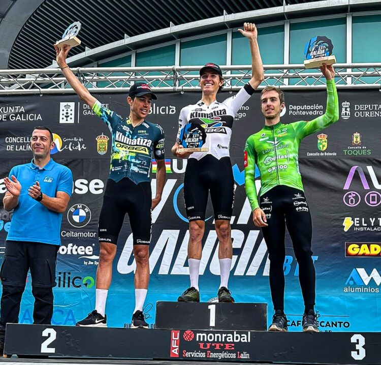 Raúl Rodríguez posa en el podio como tercer clasificado./ACCIONTR3S