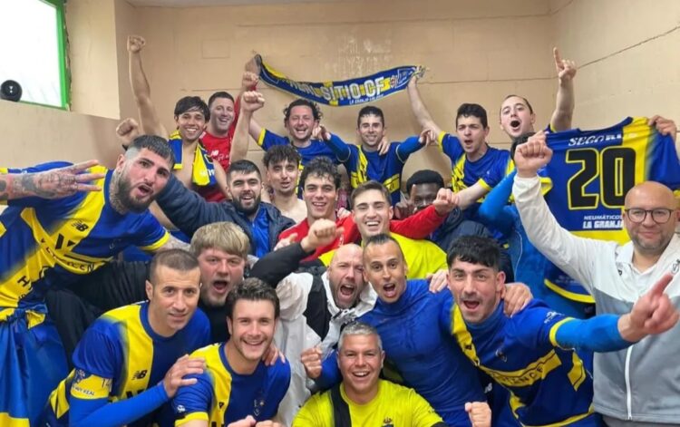 La plantilla del Real Sitio celebra el título de liga tras su victoria ante San Lorenzo./REAL SITIO