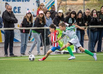 Dos jugadores pugnan por el balón durante uno de los encuentros del torneo./REAL SITIO CUP
