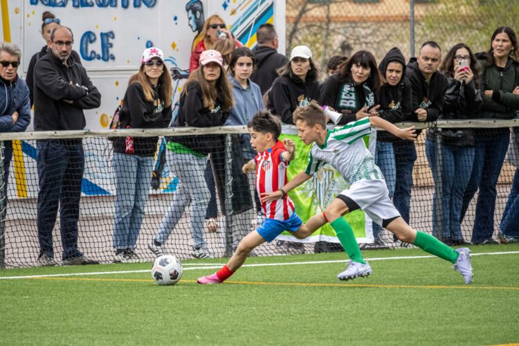 Dos jugadores pugnan por el balón durante uno de los encuentros del torneo./REAL SITIO CUP