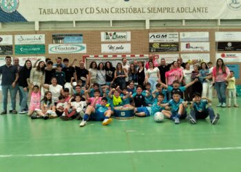 Plantilla y familiares del San Cristóbal celebran el billete para el Campeonato de España./CD SAN CRISTÓBAL