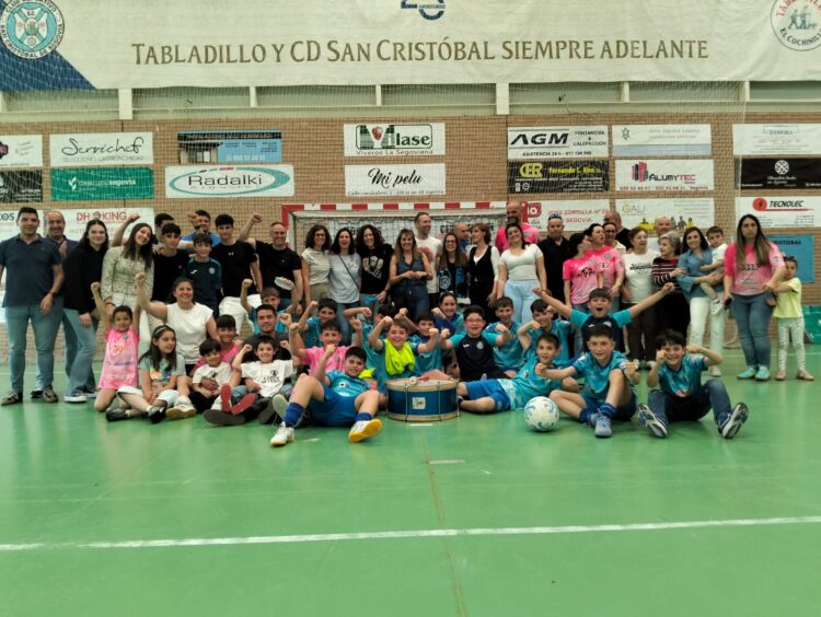 El alevín del San Cristóbal, rumbo a la fase previa del Campeonato de España 1 Plantilla y familiares del San Cristóbal celebran el billete para el Campeonato de España./CD SAN CRISTÓBAL