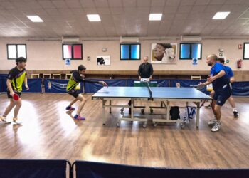 Un instante del duelo de dobles entre Seghos ETM y Centro de Natación Helios./SEGHOS ETM