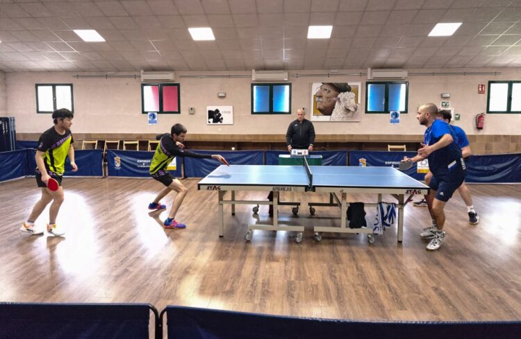 El Seghos ETM cierra su mejor curso liguero con victoria 1 Un instante del duelo de dobles entre Seghos ETM y Centro de Natación Helios./SEGHOS ETM