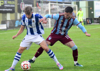 Josh Farrell y un rival pelean por la pelota en una acción del partido entre Segoviana y Real Sociedad ‘B’ celebrado en La Albuera./JUAN MARTÍN-G. SEGOVIANA