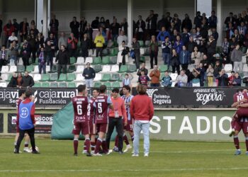 Los jugadores de la Segoviana agradecen el apoyo a sus aficionados en La Albuera tras la victoria frente al Andorra./JUAN MARTÍN-G. SEGOVIANA