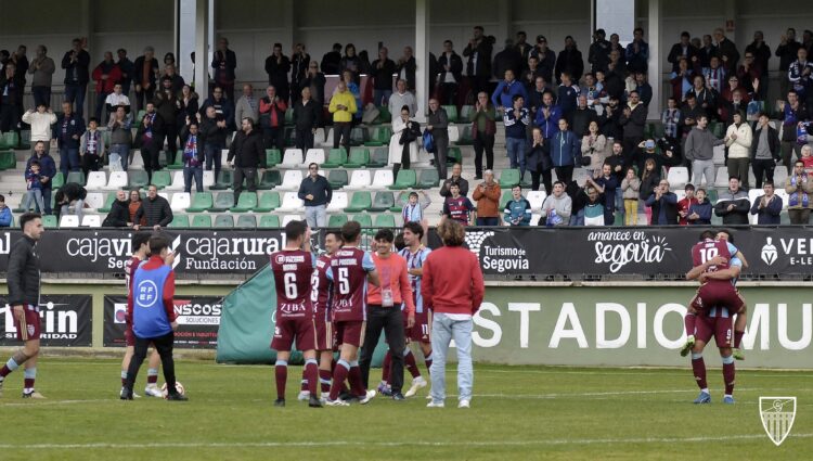 La Segoviana, ante su cuenta pendiente en La Albuera 1 Los jugadores de la Segoviana agradecen el apoyo a sus aficionados en La Albuera tras la victoria frente al Andorra./JUAN MARTÍN-G. SEGOVIANA