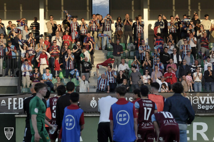 La plantilla de la Gimnástica Segoviana agradece el apoyo de la afición de La Albuera./J.MARTÍN-G. SEGOVIANA