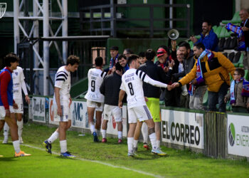 Los jugadores de la Segoviana agradecen el apoyo de la afición gimnástica desplazada a Sestao./J.MARTÍN-G. SEGOVIANA